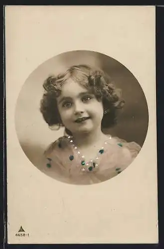 Foto-AK Photochemie Berlin Nr. 6658-1: Junges Mädchen im rosa-transparentem Kleid lächelt fröhlich