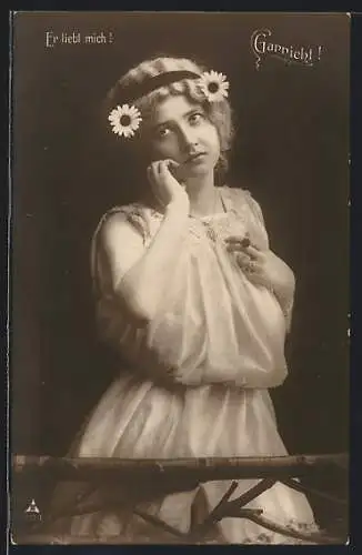 Foto-AK Photochemie Berlin Nr. 4101-7: Schöne junge Dame mit Gänseblümchen im Haar zweifelt an der Liebe