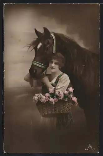 Foto-AK Photochemie Berlin Nr. 4402-3: Junge Dame mit Pferd und Korb voller Rosen