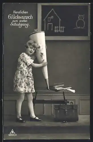 Foto-AK Photochemie Berlin Nr. 6854 /3: Junges Mädchen mit grosser Schultüte vor einer Tafel