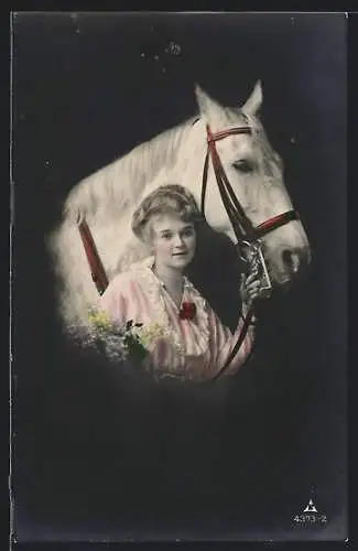 Foto-AK Photochemie Berlin Nr. 4373-2: Junge Dame im rosanen Kleid hält Pferd am Zügel
