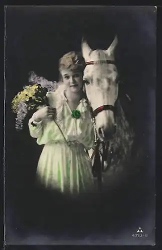 Foto-AK Photochemie Berlin Nr. 4373-6: Junge Frau im grünen Rüschenkleid mit weissem Pferd