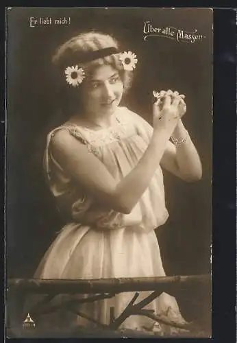 Foto-AK Photochemie Berlin Nr. 4101-4: Junge Dame mit zwei Gänseblümchen im Haar befragt das Blumenorakel