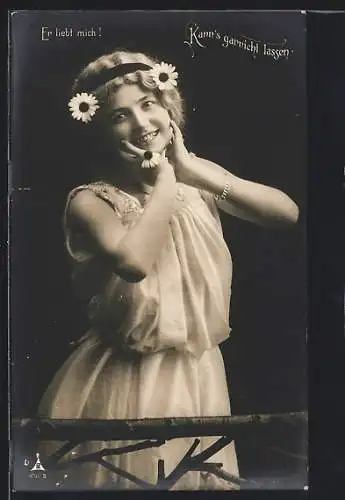 Foto-AK Photochemie Berlin Nr. 4101-5: Erfreute Dame mit Blumen im Haar ist sich sicher über die Liebe