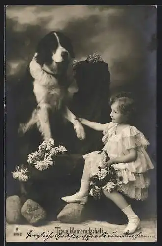 Foto-AK Photochemie Berlin Nr. 979-2: Kleines Mädchen hält stolz die Pfote ihres Hundes