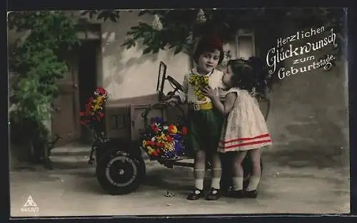 Foto-AK Photochemie Berlin Nr. 6458 /2: Kleines Kinderpaar mit Blumenstrauss vor einem Auto