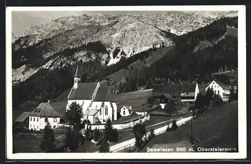 AK Seewiesen /Obersteiermark, Ortsansicht mit der Kirche gegen die Berge