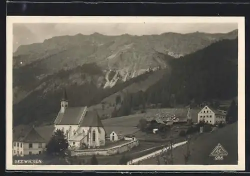 AK Seewiesen, Ortsansicht mit der Kirche gegen das Bergmassiv