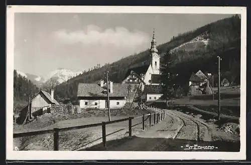 AK Breitenau am Hochlantsch, St. Erhard, Wegpartie mit Blick zur Kirche