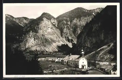 AK Weichselboden, Ortsansicht mit der Kirche im Herbst