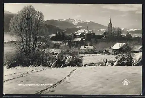 AK Radstadt, Ortsansicht mit Bergblick im Winter