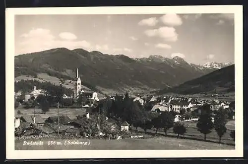 AK Radstadt, Ortsansicht mit Kirche und Berg-Panorama