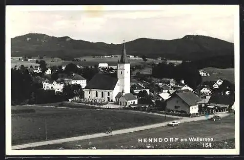 AK Henndorf am Wallersee, Totalansicht mit Strasse und Bergpanorama