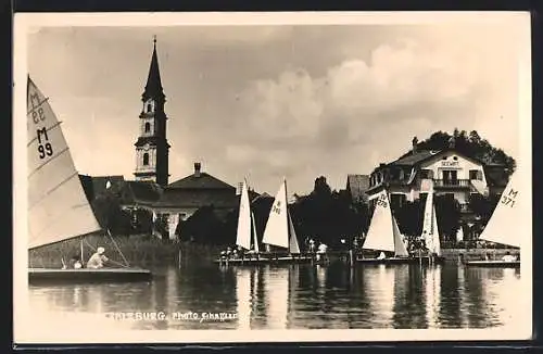 AK Mattsee, Kirche und Gasthof Seewirt, vom Wasser gesehen, Segelboote