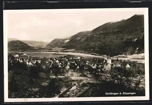 AK Gruibingen /Göppingen, Gesamtansicht von einer Anhöhe, mit Strasse und Blick auf die Berge