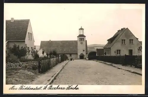 AK Neu Büddenstedt, Strassenpartie mit St. Barbara Kirche