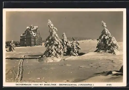 AK Oberwiesenthal /Erzgeb., Sachsenbaude mit Skigelände im Winter