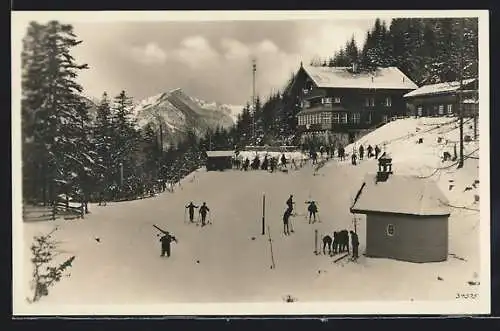 AK Sudelfeld b. Bayrischzell, Skifahrer vor dem Berghotel, kleine Kapelle im Schnee