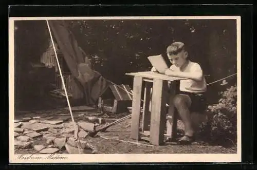 AK Knabe im Lager des Bundes Deutscher Bibelkreise liest einen Brief seiner Mutter