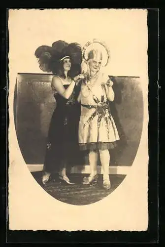 Foto-AK Zwei Damen in Faschings-Kostümen
