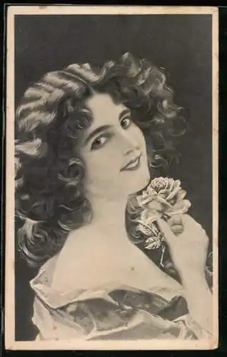 AK Hübsche Brünette mit Rose und gewinnendem Lächeln, Jugendstil