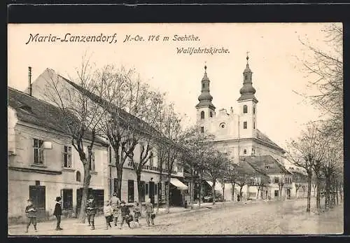 AK Maria-Lanzendorf, Strassenpartie mit Gasthof und Wallfahrtskirche