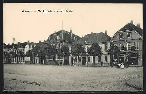 AK Aurich / Ostfr., Strassenblick auf die Westliche Seite vom Marktplatz