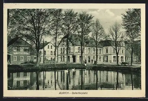 AK Aurich / Ostfr., Strasse am Ostertorplatz mit Teich & Schwäne