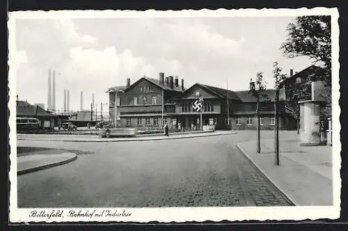 AK Bitterfeld, Bahnhof mit Industrie, 