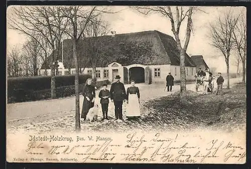 AK Idstedt-Holzkrug, Gasthaus von W. Hansen, Der Besitzer mit Familie davor