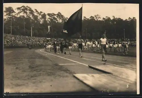 Foto-AK Frankfurt-Niederrad, I. Internat. Arbeiter-Olympiade im Stadion, Einlauf der Sportler mit Fahne, 1925