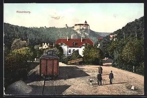 AK Rosenburg, Anwohner am Eisenbahnwaggon, Blick auf das Schloss