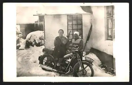 Foto-AK Motorrad CZ175 mit stolzer Familie im Schnee