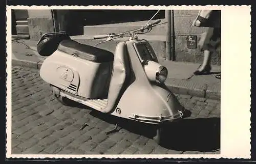 Foto-AK Motorrad Heinkel Tourist auf der Strasse