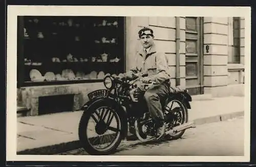 Foto-AK Motorrad Audie mit Fahrer vor einem Geschäft