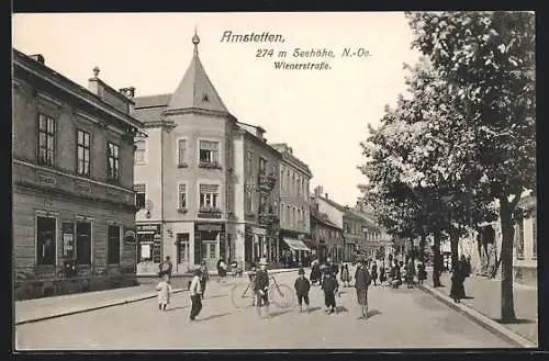 AK Amstetten, Wienerstrasse mit Geschäften und Kindern