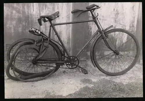 Fotografie Fahrrad, komplett zerstörtes Hinterrad samt Felge und Schutzblech