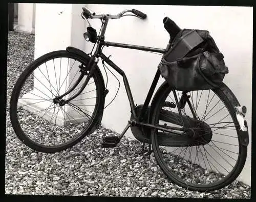 Fotografie Fahrrad, kaputtes Fahrrad mit gebrochenen Rahmenstange und abgerissener Gangschaltung