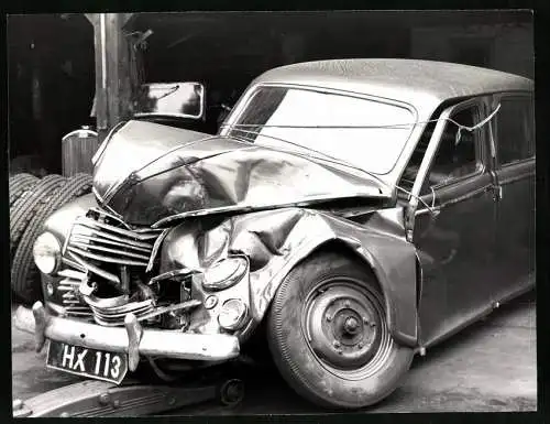 Fotografie Jowett Javelin, Totalschaden nach einem Unfall, zerstörte Front und gebrochene Achse