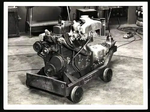 Fotografie Motorblock eines MG Magnette Mark III. mit Honda Getriebe auf Werkstattwagen