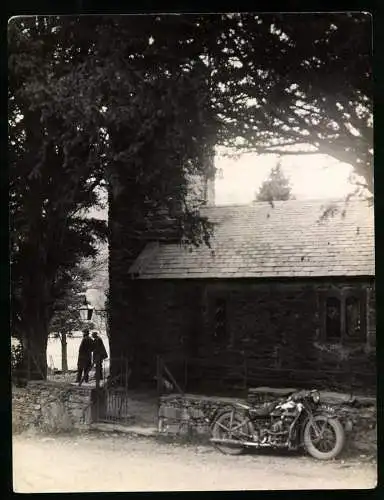 Fotografie Douglas Motorad vor einer alten Kirche