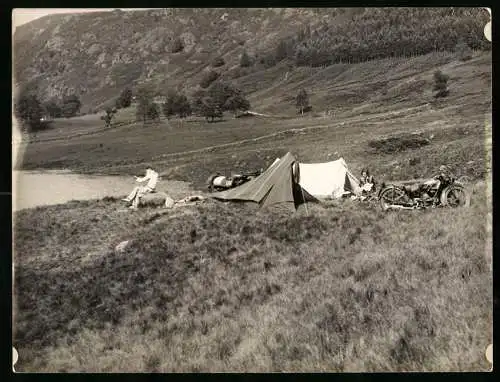 Fotografie Douglas Motorrad, junges Paar im Blea Tarn Tal mit Zelt auf Reisen