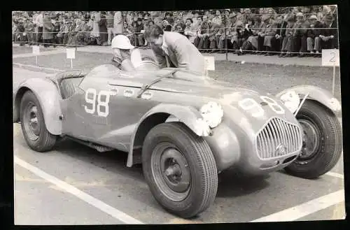 Fotografie Alfred E. Goldschmidt, in seinem Rennwagen Allard J2, Rennroadster mit Startnummer 98