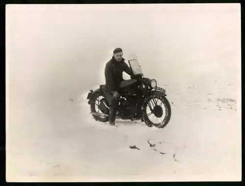 Fotografie Douglas Mottorad, junger Mann Jack Hallas auf seinem Douglas Motorrad im Winter, Kennzeichen VH 645