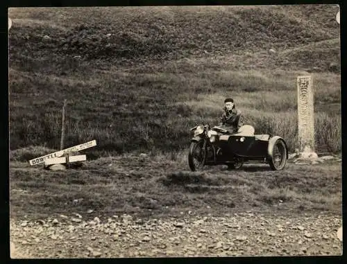 Fotografie Douglas Motorrad Gespann mit Beiwagen am Three Shire Stone, Kennzeichen VH 645