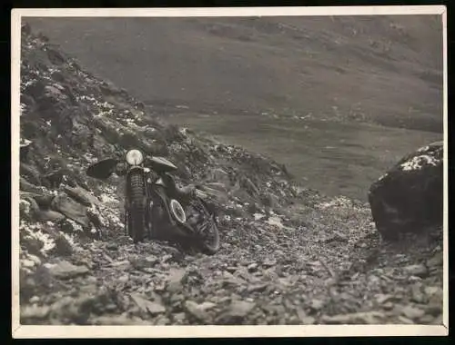 Fotografie Motorrad Douglas D33 in den Hügel des Walna Scar, 1933