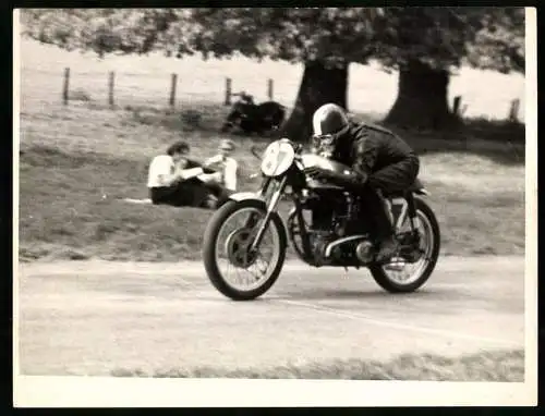 Fotografie Motorrad-Rennen, Rennmotorrad mit Startnummer 87 in voller Fahrt