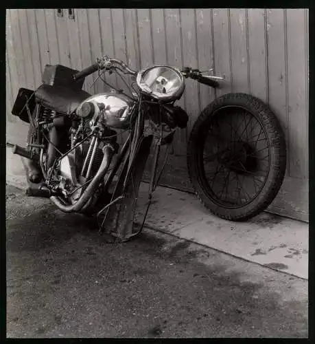 Fotografie zerstörtes BSA Motorrad nach einem Unfall