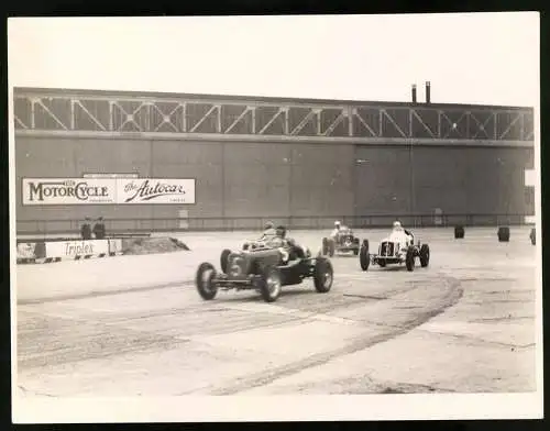 Fotografie Ansicht Weybridge, Autorennen Brooklands Race Circuit 1936, Raymond Mays mit Startnummer 5 im Rennwagen