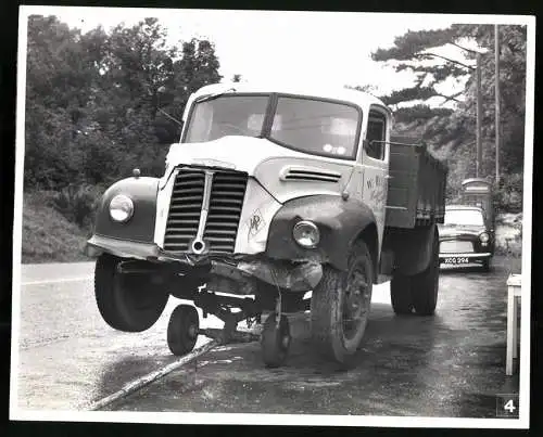 Fotografie kaputter Dodge LKW an einer Abschleppstange, LKW der Firma W. Rolls aus Crosscombe, Grossformat 25 x 20cm